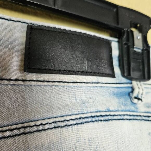 Thorn Curvy Capri Jeans - Picture 5 of 8